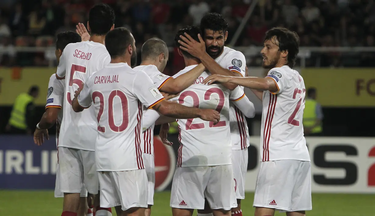 Para pemain Spanyol merayakan gol Diego Costa saat melawan Makedonia pada kualifikasi Piala Dunia 2018 grup G di Philip II National Stadium, Skopje, MaKedonia, (11/6/2017). (AP/Boris Grdanoski) 