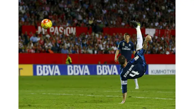 Sergio Ramos menderita cedera bahu dan langsung digantikan pada menit ke 32 setelah mencetak gol akrobatik yang indah pada menit ke 21 ke gawang Sevilla eks klubnya.