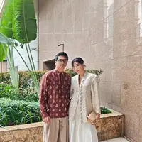 Intip gaya Mikha Tambayong dan Deva Mahenra di pernikahan Ranggaz dan Anngie. [@miktambayong].