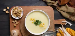 Sup jagung dengan bumbu rempah ringan memberikan rasa hangat yang sederhana, tetapi tetap berkesan. (Foto/dok: Freepik)