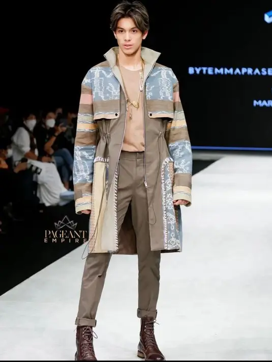 Setelah menjadi model video klip lagu ‘Terlalu Sayang’ milik penyanyi shanin Shanna, kini ia debut menjadi model catwalk di Indonesia Fashion Week 2022. (Instagram/glennprasetya).