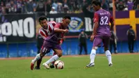 Pemain Persik Kediri, Rendi Irawan diadang pemain Sidoarjo United dalam laga ISC B di Stadion Gelora Delta, Sidoarjo, Sabtu (7/5/2016). (Bola.com/Fahrizal Arnas)