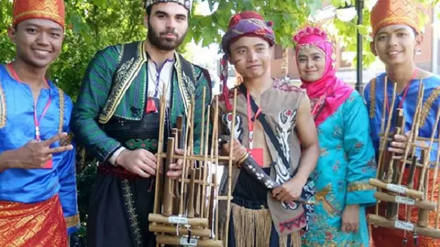 Mengamen Demi Tampilkan Angklung di Tanah Eropa