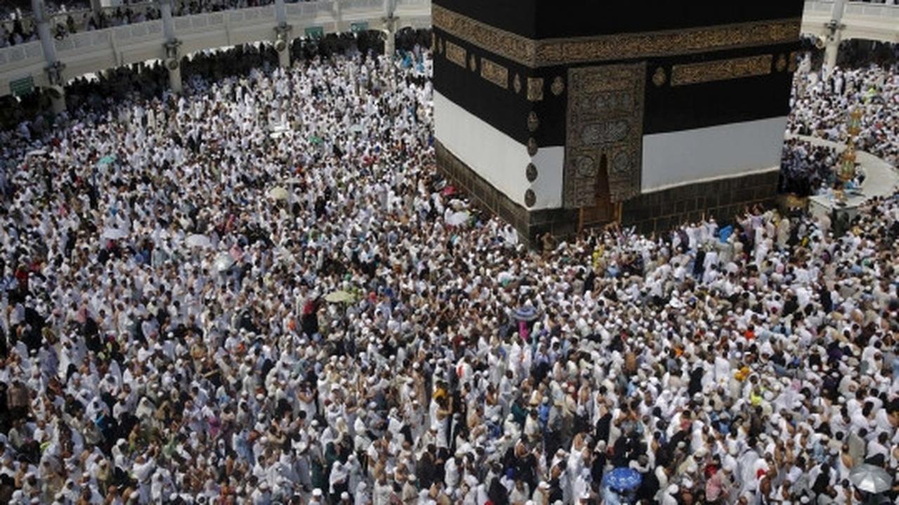 Pandangan udara jemaah haji mulai lakukan tawaf