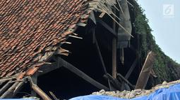 Kondisi bagian atap gedung Galangan VOC pascaambruk di kawasan Kota Tua, Penjaringan, Jakarta, Minggu (3/6). Gedung tersebut diduga ambruk akibat termakan usia. (Merdeka.com/Iqbal Nugroho)