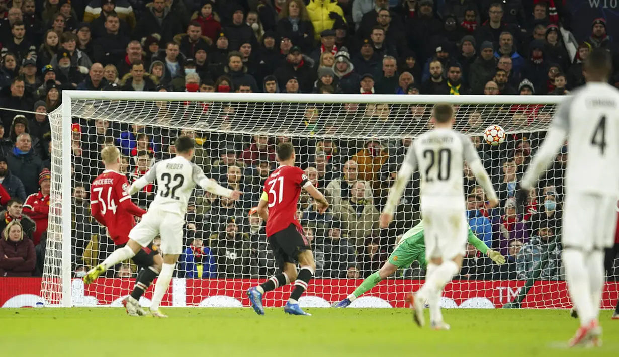 Pemain Young Boys Fabian Rieder (kedua kiri) mencetak gol ke gawang Manchester United  pada pertandingan sepak bola Grup F Liga Champions di Stadion Old Trafford, Manchester, Inggris, 8 Desember 2021. Pertandingan berakhir 1-1. (AP Photo/Dave Thompson)