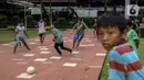 Anak-anak bermain bola di Taman Puring, Jakarta, Sabtu (3/4/2021). Taman Puring menjadi salah satu tempat alternatif liburan warga di tengah masa Pandemi COVID-19 dan liburan panjang akhir pekan yang bertepatan dengan libur Hari Raya Paskah. (Liputan6.com/Johan Tallo)
