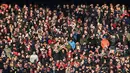 Fans Arsenal memenuhi tribun guna memberikan dukungan kepada timnya saat melawan Burnley FC pada laga Premier League di Emirates Stadium, London, (22/1/2017). Arsenal menang 2-1. (EPA/Facundo Arrizabalaga)