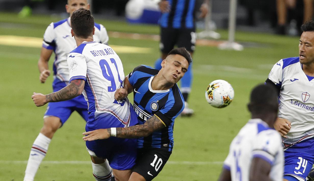 Striker Inter Milan, Lautaro Martinez, terjatuh saat berebut bola dengan pemain Sampdoria, Andrea Bertolacci, pada laga Serie A di Stadion Giuesepe Meazza, Minggu (21/6/2020). Inter Milan menang 2-1 atas Sampdoria. (AP/Antonio Calanni)