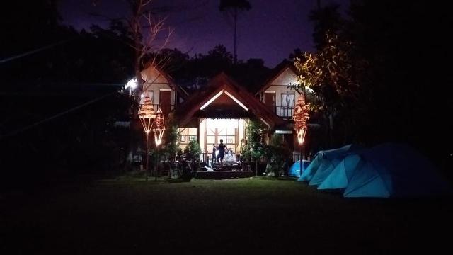 Suasana malam yang asri di salah satu penginapan desa wisata Ciburial, Garut, Jawa Barat