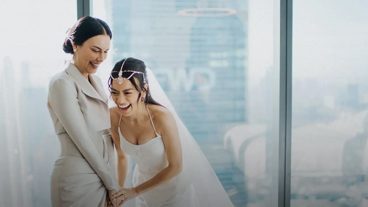 Potret Tampilan Anggun Sophia Latjuba di pernikahan Eva Celia