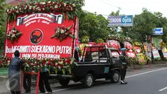 Karangan bunga dari Ketum PDIP, Megawati Soekarno Putri, baru saja tiba di sekitar tempat resepsi Gibran Rakabuming Raka-Selvi Ananda, di Gedung Graha Saba Buana, Solo, Rabu (10/6/2015). (Liputan6.com/Faizal Fanani)