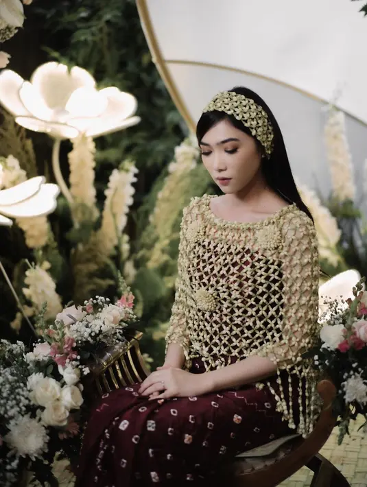Isyana Sarasvati juga menjelma bak putri Jawa ketika menjalani prosesi siraman sebelum pernikahannya. Dengan kemben batik bernuansa cokelat gelap yang serasi dengan rok batik yang dikenakannya, Isyana juga menggunakan ronce melati di kepala dan menutupi bagian atas tubuhnya. Foto: Instagram.