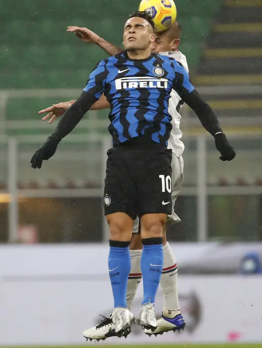 Penyerang Inter Milan, Lautaro Martinez berebut bola udara dengan pemain Bologna, Danilo Larangeira pada pertandingan lanjutan Liga Serie A Italia di Stadion San Siro Milan, Minggu (6/12/2020). Inter menang 3-1 atas Bologna. (AP Photo/Antonio Calanni)