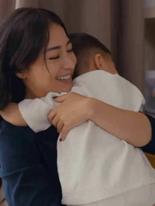 Gemasnya interaksi Nikita Willy dan Issa. Nikita Willy tampil sederhana dengan blouse biru navy dan celana panjang putih, sedangkan Issa dengan kaus dan celana pendek putih. [Foto: Instagram/nikitawillyofficial94]