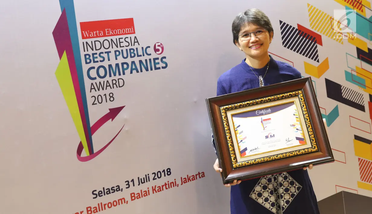 Head of Corporate Communication PT Surya Citra Media Tbk, Irnawati W Kahardja (ketiga kiri) usai menerima penghargaan Fast Growing New Public Company kategori Trade Services and Investment di Jakarta, (31/7). (Liputan6.com/Helmi Fithriansyah)