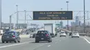 Layar berisi pesan pengendalian penyebaran virus corona COVID-19 terlihat di Jalan Tol Gardiner, Toronto, Kanada, Kamis (2/4/2020). Hingga Kamis (2/4/2020) pagi waktu setempat, Kanada melaporkan 10.132 kasus virus corona COVID-19 dengan jumlah kematian meningkat menjadi 127 jiwa. (Xinhua/Zou Zheng)