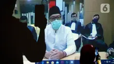 Mantan Menpora, Imam Nahrawi mendengarkan bacaan tuntutan Jaksa Penuntut Umum (JPU) dalam secara online di Gedung KPK, Jakarta,Jumat (12/06/2020). Imam Nahrawi terkait kasus dugaan suap dana hibah pemerintah kepada KONI melalui Kemenpora sebesar 17 miliar. (merdeka.com/Dwi Narwoko)
