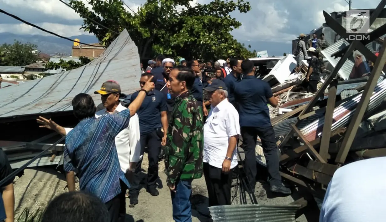 Presiden Joko Widodo (Jokowi) meninjau lokasi reruntuhan bangunan akibat gempa dan tsunami di Kota Palu, Sulawesi Tengah, Minggu (30/9). Jokowi tampak didampingi sejumlah menteri, termasuk Menteri PUPR, Basuki Hadimuljono. (Liputan6.com/Septian Deny)