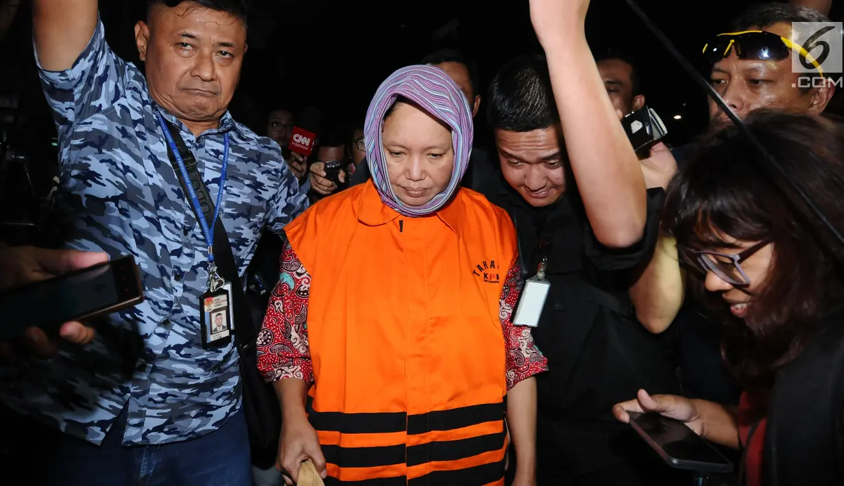 Plt Kadis Kesehatan Kabupaten Jombang, Inna Silestyowati (tengah) digiring petugas usai diperiksa di Gedung KPK, Jakarta, Minggu (4/2). Inna menjadi tersangka suap terkait perizinan pengurusan jabatan di Pemkab Jombang. (Liputan6.com/Helmi Fithriansyah)