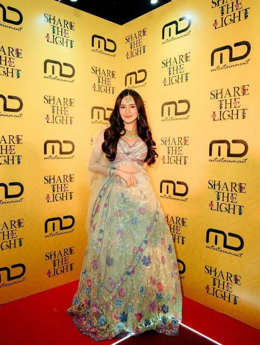 Beby Tsabina hadir memilih kenakan busana bermotif floral malam. Oleh warganet, penampilannya disebut mirip boneka India. [Instagram/bebytsabina]