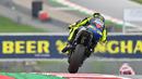 Pembalap Monster Energy Yamaha, Valentino Rossi, saat latihan cepat (FP3) MotoGP Austria di Sirkuit Red Bull Racing, Spielberg, Sabtu (15/8/2020). Pada sesi FP3 MotoGP Austria ini Vinales keluar sebagai rider tercepat dengan waktu terbaiknya 1 menit 24,317 detik. (AFP/Joe Klamar)