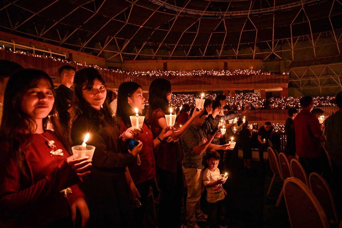 FOTO: Ribuan Lilin Menyala dalam Doa Natal di Gereja Bethany Nginden Surabaya