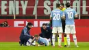 Pemain Lazio Ciro Immobile menerima perawatan medis saat melawan AC Milan pada pertandingan perempat final Coppa Italia di Stadion San Siro, Milan, Italia, 9 Februari 2022. AC Milan menang 4-0. (AP Photo/Antonio Calanni)