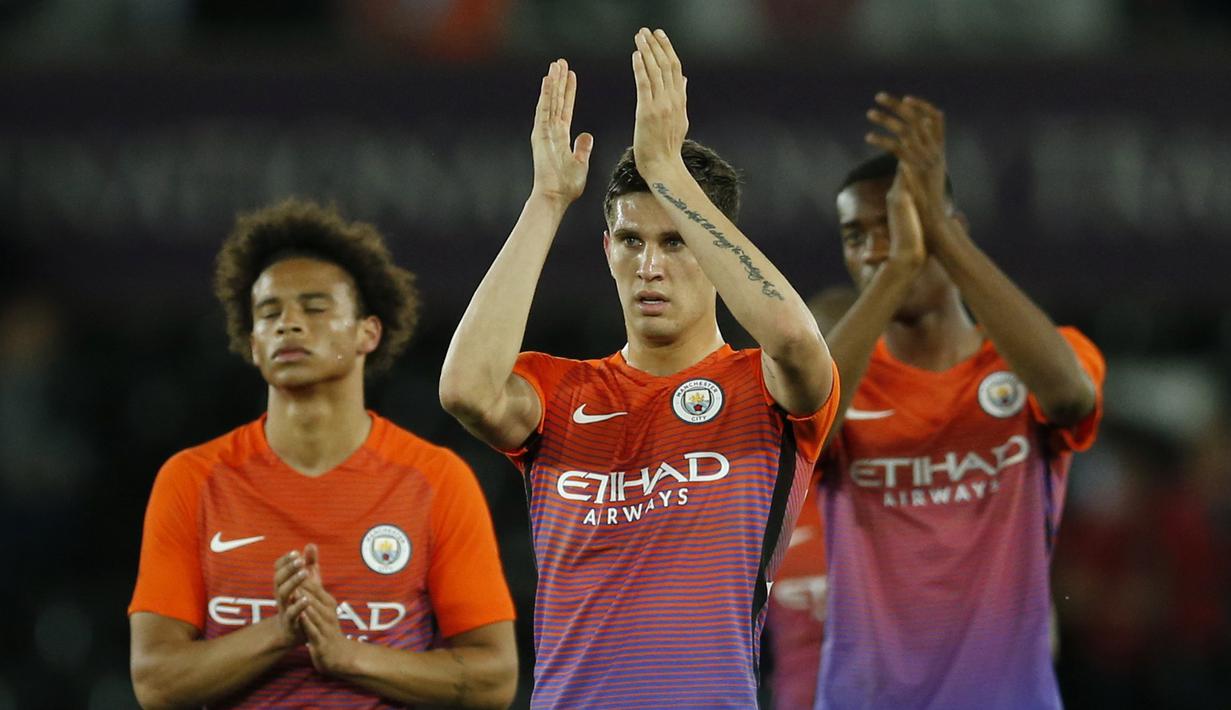 Para pemain Machester City memberikan tepuk tangan kepada fans usai menang atas Swansea City pada laga Piala Liga Inggris di Liberty Stadium, Kamis (22/9/2016) dini hari WIB.  (Action Images via Reuters/Andrew Boyers)