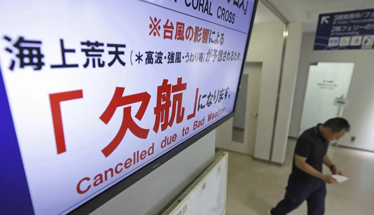 Layar menunjukkan pemberitahuan untuk membatalkan layanan feri karena cuaca buruk di terminal feri di Kagoshima, Jepang selatan Selasa, 8 Agustus 2023. (Kyodo News via AP)