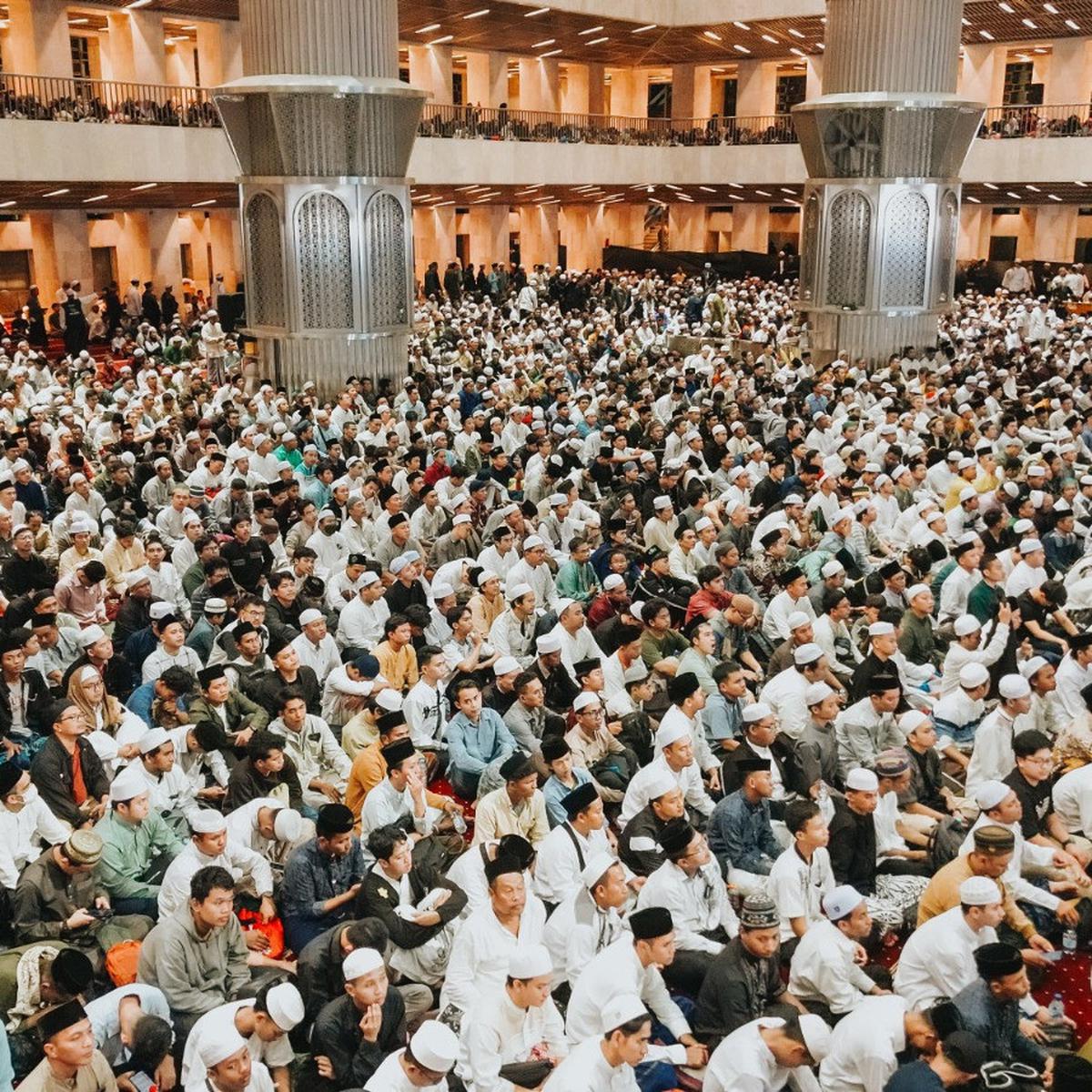 Menag dan pejabat kabinet merah putih hadiri tabligh akbar isra miraj di istiqlal