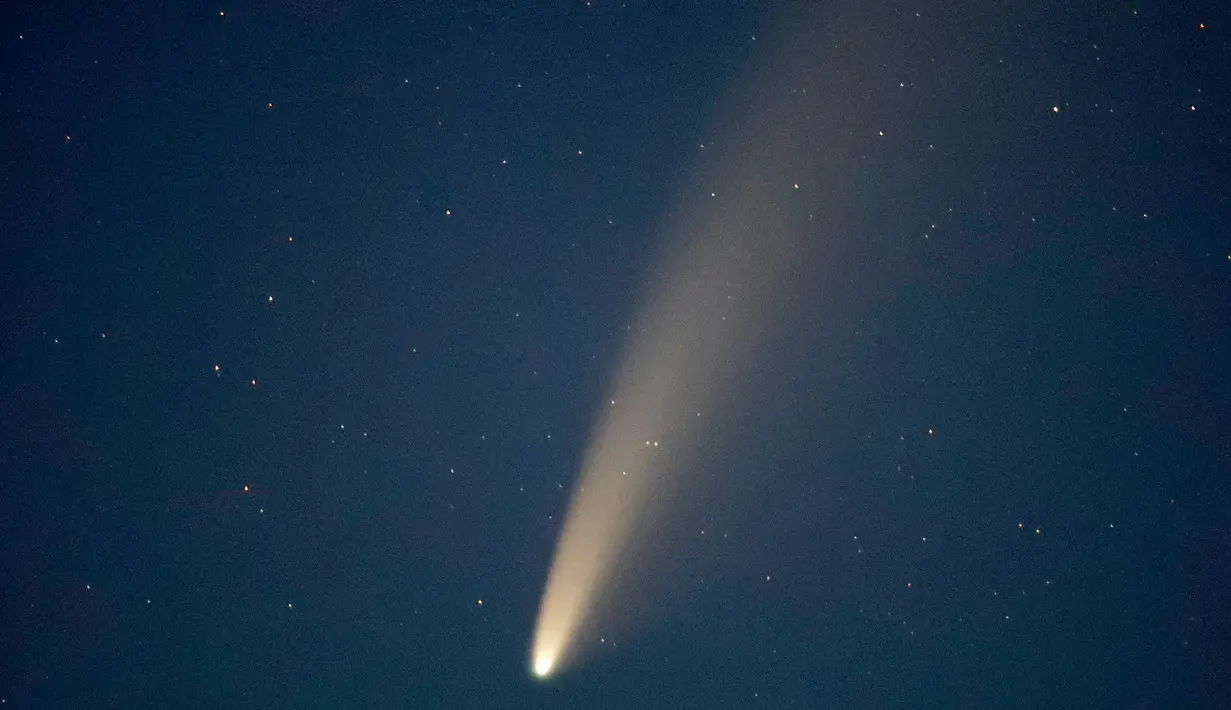 Komet Neowise atau C / 2020 F3 terlihat di Turet, Belarus, 110 kilometer (69 mil) barat ibu kota Minsk, Selasa (14/7/2020) pagi. Bulan ini, komet Neowise melintasi tata surya bagian dalam untuk pertama kalinya dalam 6.800 tahun. (AP Photo/Sergei Grits)