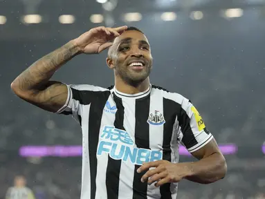 Pemain Newcastle United, Callum Wilson, melakukan selebrasi setelah mencetak gol ke gawang West Ham United pada laga Liga Inggris di London Stadium, Kamis (06/04/2023). Newcastle berhasil cukur West Ham dalam laga tunda pekan ke-7 Premier League 2022/2023. (AP Photo/Kirsty Wigglesworth)