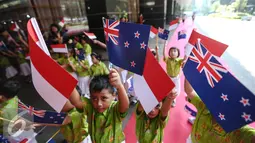 Sejumlah murid TK memegang bendera menyambut kedatangan PM Selandia Baru, John Phillip Key di Kemendikbud, Jakarta, Senin (18/7). Kunjungan tersebut dalam rangka peluncuran  kerjasama pendidikan anak usia dini. (Liputan6.com/Faizal Fanani)