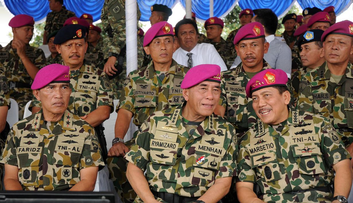 Menteri Pertahanan Jenderal TNI Purnawirawan Ryamizard Ryacudu (depan - tengah) berbincang dengan Kasal Laksamana TNI Marsetio di sela-sela upacara di Lapangan Apel Kesatrian Marinir, Cilandak, Jakarta (9/12/2014). (Liputan6.com/Helmi Fithriansyah)