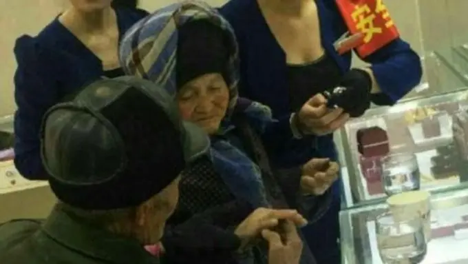 Kakek Romantis Belikan Cincin Istri Pakai Tabungan Seumur Hidup