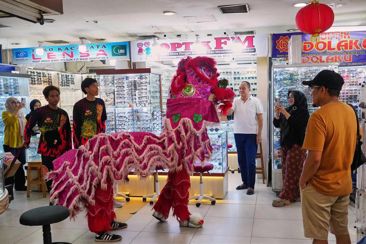 FOTO: Semarak Barongsai Jelang  Perayaan Imlek di Pusat Perbelanjaan Senen