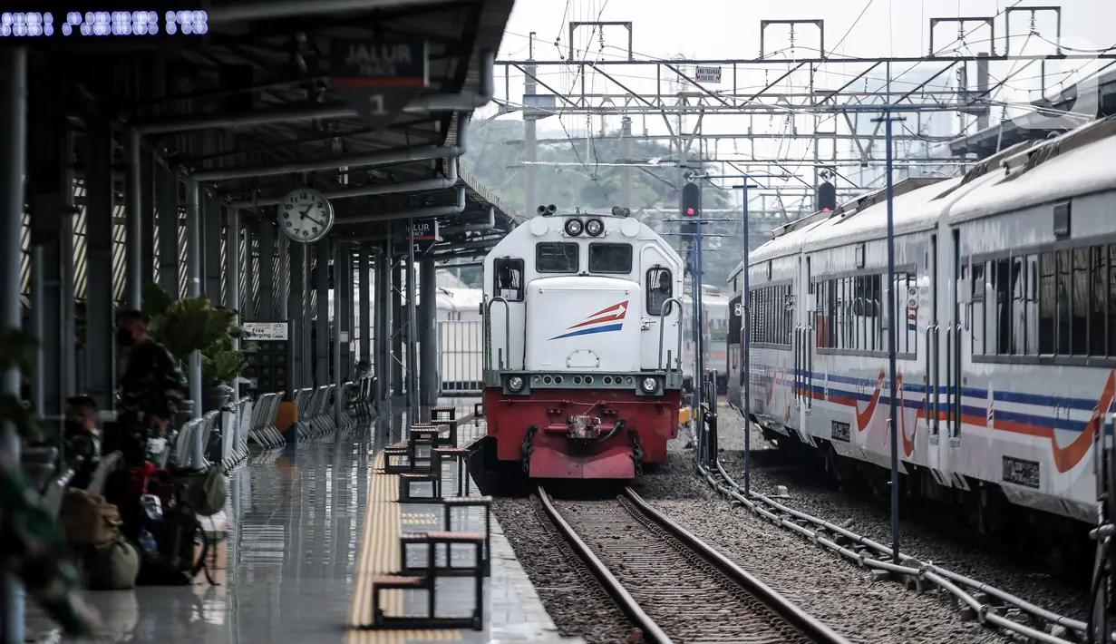 Kereta jarak jauh tiba di Stasiun Pasar Senen, Jakarta, Jumat (10/7/2020). PT KAI telah mengoperasikan lima perjalanan kereta jarak jauh untuk tujuan Bandung, Cirebon, dan Surabaya mulai Jumat 10 Juli 2020. (Liputan6.com/Faizal Fanani)