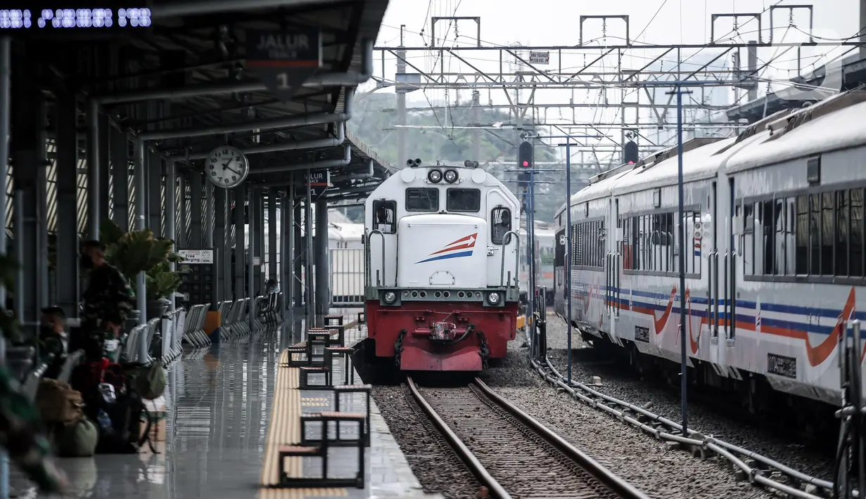 Kereta jarak jauh tiba di Stasiun Pasar Senen, Jakarta, Jumat (10/7/2020). PT KAI telah mengoperasikan lima perjalanan kereta jarak jauh untuk tujuan Bandung, Cirebon, dan Surabaya mulai Jumat 10 Juli 2020. (Liputan6.com/Faizal Fanani)