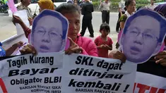 Puluhan massa Barisan Rakyat Sikat Koruptor (BRSK) melakukan aksi di depan gedung KPK, Jakarta, Selasa (26/8/14). (Liputan6.com/Miftahul Hayat) 