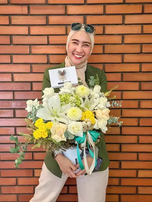 Model Fenny Steffy Burase akhirnya memenuhi panggilan KPK setelah dua kali panggilan tak datang. Steffy diperiksa sebagai saksi terkait kasus suap penggunanan Dana Otonomi Khusus Aceh tahun anggaran 2018 yang dilakukan oleh Irwandi Yusuf. Model cantik ini mengaku menerima sejumlah aliran dana untuk Aceh Marathon, namun dia tak mengetahui asal dana tersebut. [Instagram/@steffyburase]