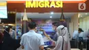 Warga antre membuat paspor di PGC, Jakarta, Jumat (1/4/2022). Gerai pelayanan paspor imigrasi yang ada di Mal dan Pusat Grosir Cililitan untuk meningkatkan pelayanan publik agar tidak mengantre berjam-jam untuk membuat paspor baru dan memperpanjang masa aktif paspor. (merdeka.com/Imam Buhori)