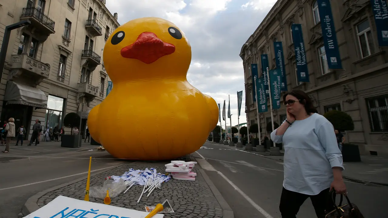 Bebek Raksasa Ikut Aksi Protes di Serbia-AP-20170426