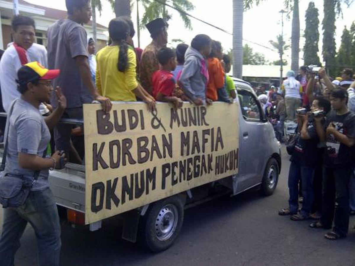 Ratusan warga bawa keranda mayat dan kambing ke PN Mungkid