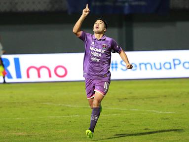 Pemain Persita Tangerang, Ezequiel Vidal melakukan selebrasi usai mencetak gol ke gawang Dewa United dalam laga pekan ke-3 BRI Liga 1 2022/2023 antara Persita Tangerang melawan Dewa United di Indomilk Arena, Tangerang, Minggu (7/8/2022) malam WIB. (Bola.com/M Iqbal Ichsan)