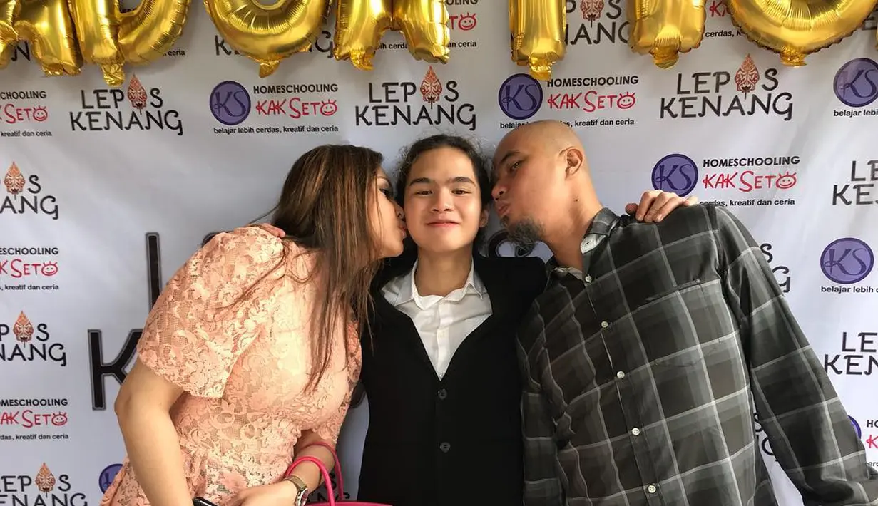 "Inilah Bahagia." tulis Dul sebagai keterangan foto saat mengunggah foto setelah wisuda. Seperti diketahui, pasangan ini resmi cerai sejak 2008 silam. (istagram/duljaelani)