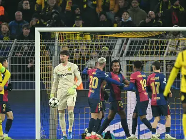 Para pemain Barcelona merayakan gol pembuka yang dicetak oleh Raphinha saat laga melawan Borussia Dortmund pada pertandingan keenam Liga Champions 2024/2025 di stadion Signal Iduna Park, Jerman pada Rabu 11 Desember 2024 waktu setempat atau Kamis 12 Desember 2024 dini hari Waktu Indonesia Barat. (INA FASSBENDER/AFP)