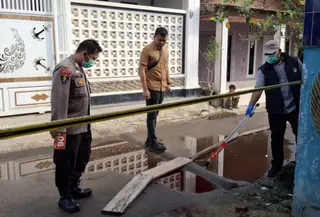 Seorang perempuan pemilik kafe karaoke tewas ditikam di Bandar Lampung, diduga dipicu oleh cekcok terkait pembayaran jasa pemandu lagu. (Liputan6.com/Ardi Munthe)