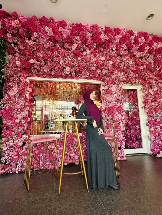 Berat badannya yang semakin berkurang membuat istri Sirajuddin Mahmud ini terlihat punya badan yang lebih ramping dari sebelumnya. Seperti saat mengenakan gamis berbahan spandek ini, lekuk pinggangnya begitu terlihat ramping dan tubuhnya semakin ideal. (Liputan6.com/IG/@zaskia_gotix)
