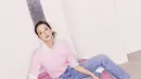 Pelantun lagu “Earthquake” itu memancarkan pesona memukau dalam variasi gaya. Mulai dari playful dengan sweater pink yang dipadukan kemeja dan celana jeans. [Dok/Tommy Hilfiger].